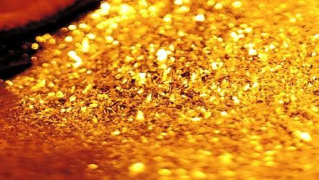 不仅是待客的地方，也是家人聚会、聊天的场所，应该是一个热闹、和气的地方。俗语说“和气生财”！客厅的方位尤其重要，在传统“风水”中被称为“财位”，关系全家的财运、事业、名望等兴衰，所以客厅布局及摆设是不容忽视的。谁不想要一年从头旺到尾，财源滚滚旺旺旺呢！且看大师为你指点十招。    第一招，格局  　　客厅的格局最好是正方形或长方形，座椅区不可冲煞到屋角，沙发不可压梁。如果有突出的屋角放出暗箭，可摆设盆景或家俱化解。如果客厅呈L形，可用家俱将之隔成两个方形区域，视为两个独立的房间。例如，可将一个区域当成会客室，另一个区域当成起居室。　　　　  　　第二招，方位  　　客厅最好位于住家的前半部靠近大门的位置，以便直接吸纳从大门进入的气。如果必须经过一条走廊才能到达客厅，那堋走廊一定要保持整洁，而且照明一定要充足，以免阻碍气进入客厅。如果是夹层屋设计，客厅应位于下层。  　　第三招，气流顺畅  　　一定要使气顺畅的流通在客厅之中，不可有会聚积秽气的死角。  　　第四招，调整家饰  　　尖锐的物品，例如刀剑、火器、奖牌、动物标本，都不应该挂在墙上。因为这些物品都会产生阴气，导致争吵或暴力行为。同样的也应避免摆设有陵角的台灯或装饰品。  　　第五招，风水摆设  　　客厅的摆设主要是看居住者的生活方式和审美观而定。任何风水吉祥物的摆设都要依据人生八大欲求及个人本命卦的方位，最好是请教专业风水师。  　　第六招，八个方位  　　先画一张客厅的平面图，详细标示门和窗户的位置，将客厅分成九等份，标示出人生八大欲求的对应方位。画出客厅的中心点，然後用罗盘定出客厅的方位，特别是大门的位置。之後就可按五行相生相克的原理催化人生八大欲求。  　　接下来我们就分别讨论如何布置八个方位的好风水，并催化对应的人生欲求。  　　第七招，正东，健康运，绿色  　　正东方位关系著居住者的健康。在这个区域放置茂盛的植物可促进家人的健康和长寿。属水的物品或山水画也有帮助，因为水可养木。  　　第八招，正北，事业运，黑色和蓝色  　　检查客厅正北方位的布置。正北方代表事业运，属水行，喜用色是蓝色或黑色。在这个方位放置属水的物品对居住者的事业运有帮助，例如鱼缸、山水画、水车等。或者放置黑色的金属饰品也可以，因为金能生水。  　　第九招，正西，子孙运，怠色  　　正西方关系子孙运势，五行属金，喜用色是白色、金色和怠色。金属雕刻品、六柱中空金属风铃、电视和音响都很适合摆在此区域。由於土可生金，所以摆设白色花瓶或天然水晶也有催化子孙运的功效。　　　　  　　第十招，正南，声名运，红色  　　正南方位布置好风水会为家庭带来声名和肯定，特别是负责生计的家长。正南方属火行，喜用色是红色。适合悬挂凤凰、火鹤或日出的图画。红色地毯或红色的木制装饰品(因为木能生火)也很合适。在这个方位装设照明灯更可增加声名运。如果一定要在这个位置摆镜子，务必要摆一面小镜子，因为镜子属水，而水会灭火，对声名运势不利。